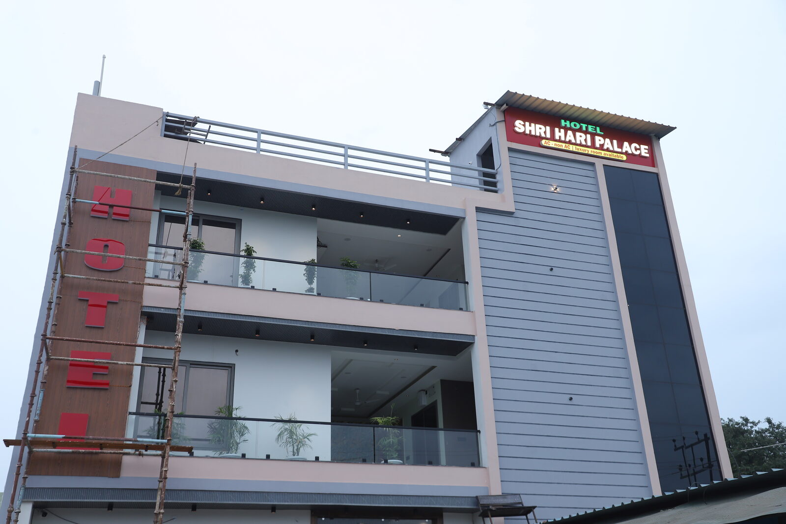 Front facade of Hotel Shree Hari Palace